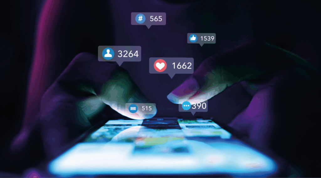 Jovem a explorar conteúdos do Instagram no telemóvel