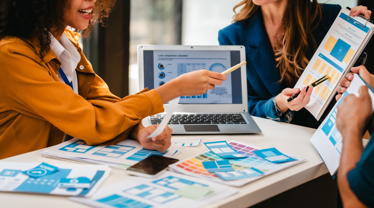Profissionais de marketing a analisar como aumentar a taxa de conversão de um site