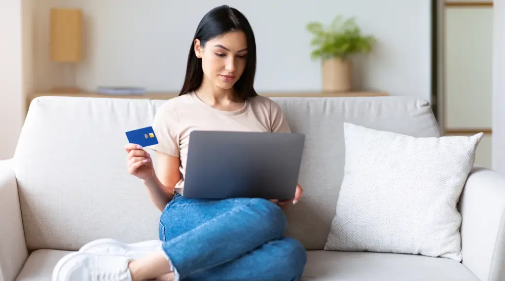 Jovem pronta para comprar um produto